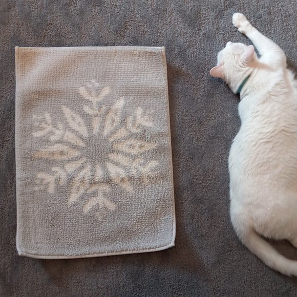 bathmat with snowflake design - Picture 4 of 4